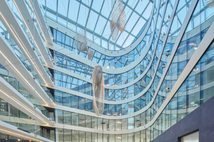 Centrální prosklené atrium budovy Roztyly Plaza s uměleckými objekty a relaxačními zónami