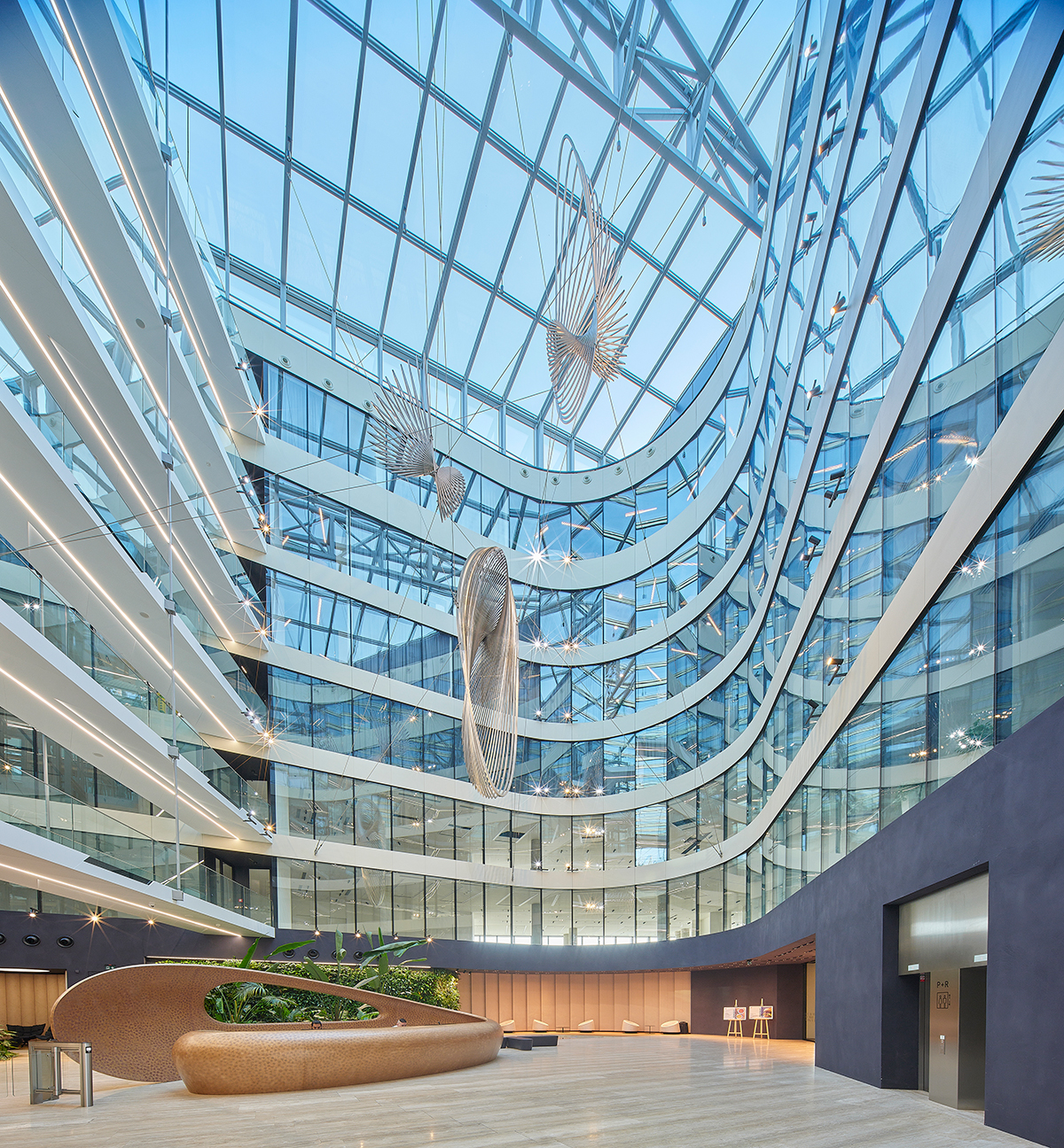 Centrální prosklené atrium budovy Roztyly Plaza s uměleckými objekty a relaxačními zónami