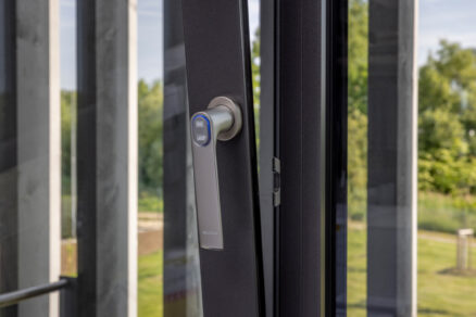 Okna v prvním patře jsou vybavena kováním Schüco TipTronic SimplySmart a lze je ovládat prostřednictvím systému řízení budovy nebo aplikace.