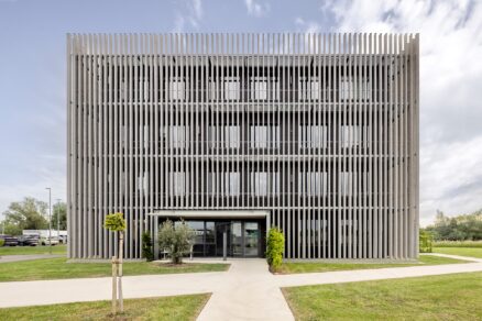 Novostavba společnosti Obel Architekten GmbH okamžitě upoutá pozornost svým čistým, minimalistickým designem