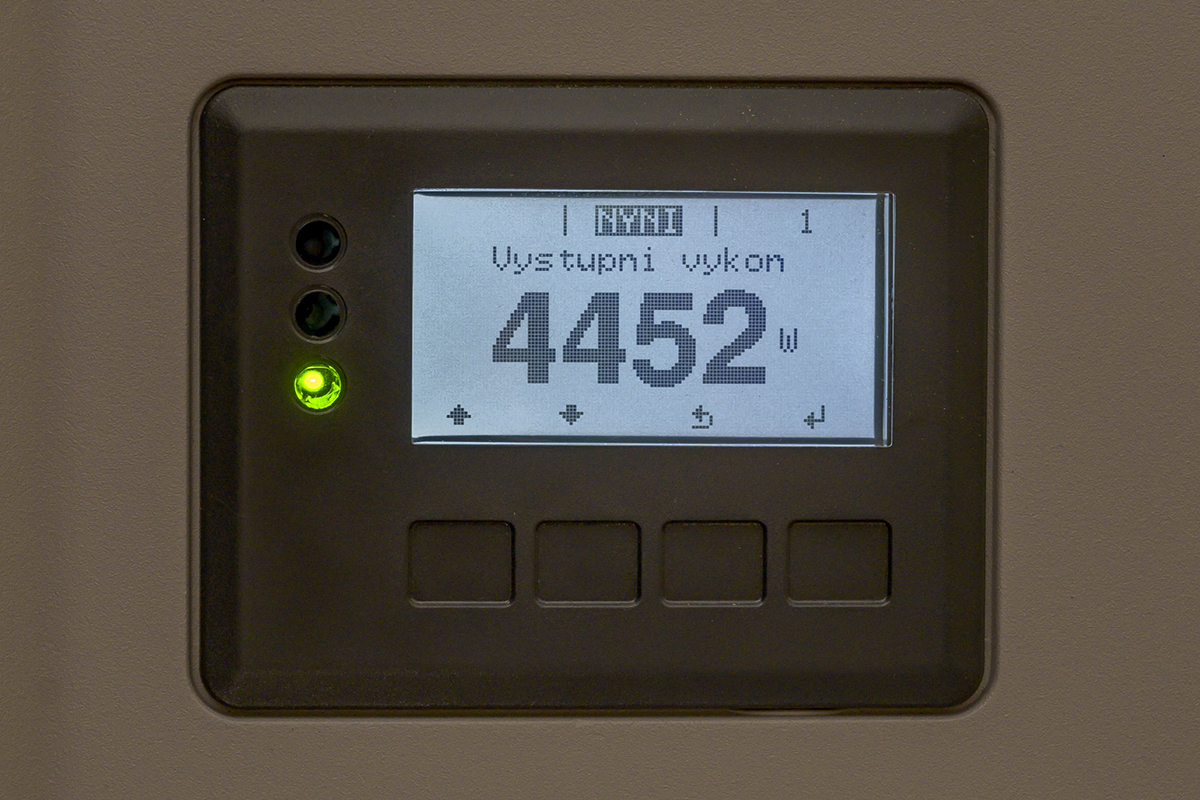 Displej systému řízení spotřeby elektřiny s aktuálním výstupním výkonem v kilowattech.