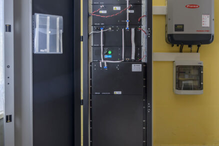 Bateriové úložiště a střídač v technické místnosti pro efektivní využití solární energie.