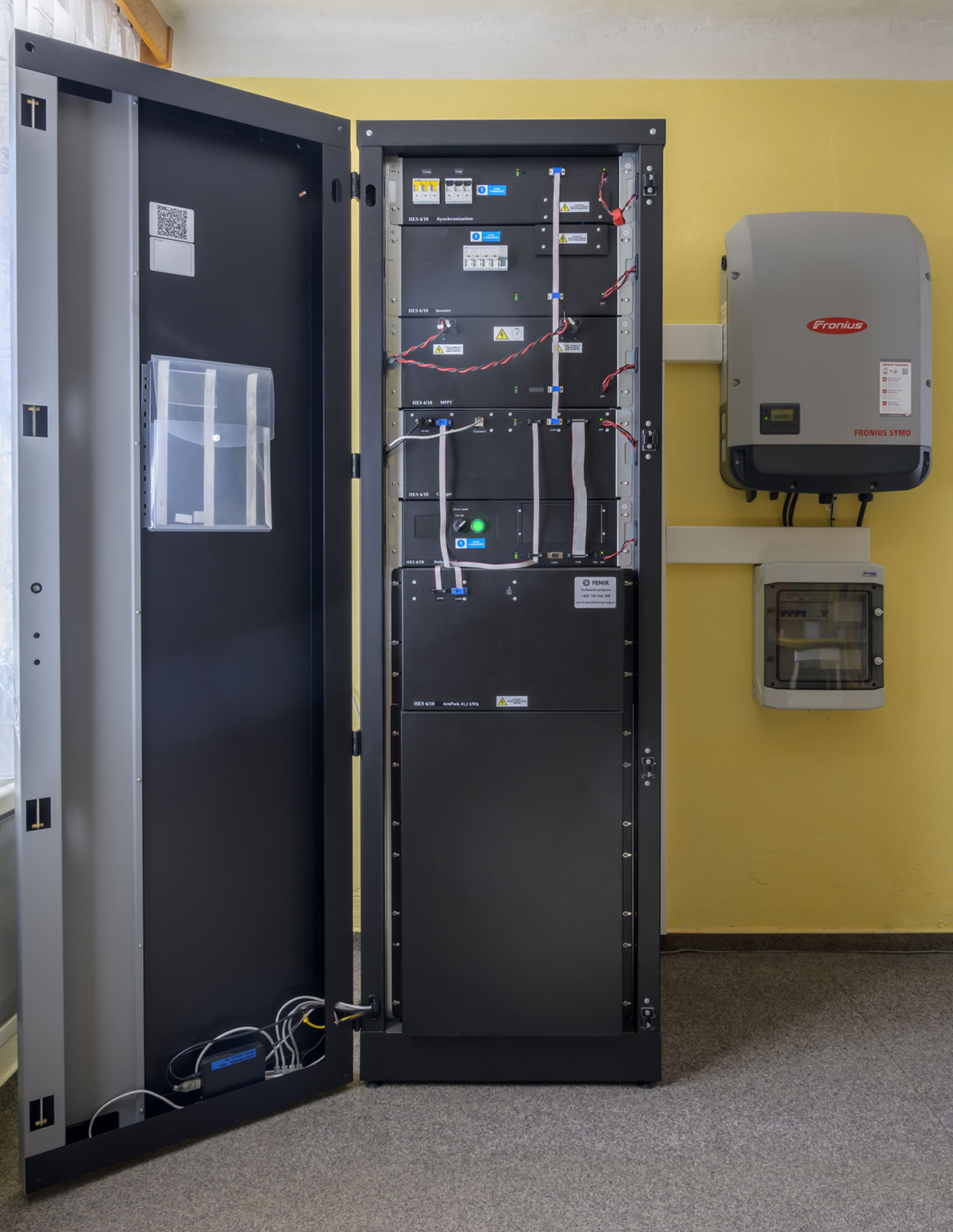 Bateriové úložiště a střídač v technické místnosti pro efektivní využití solární energie.