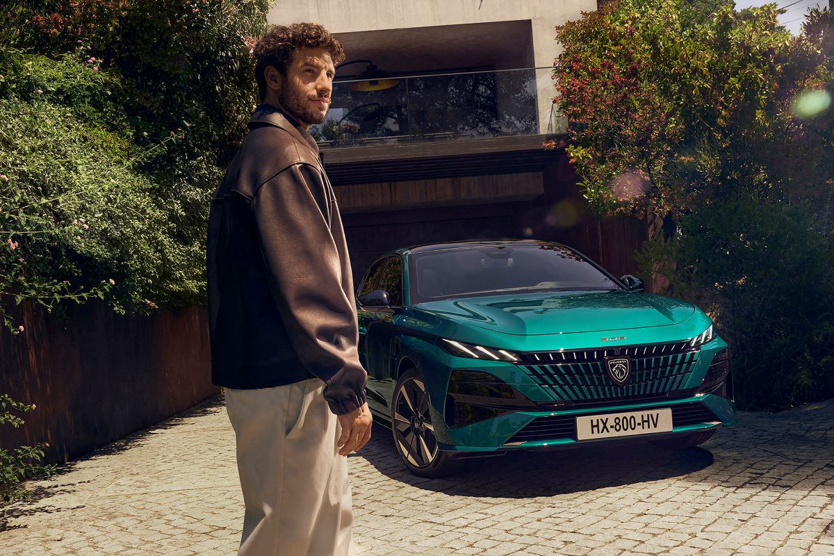 Řidič před novým Peugeotem 308 – spojení designu, životního stylu a elegance