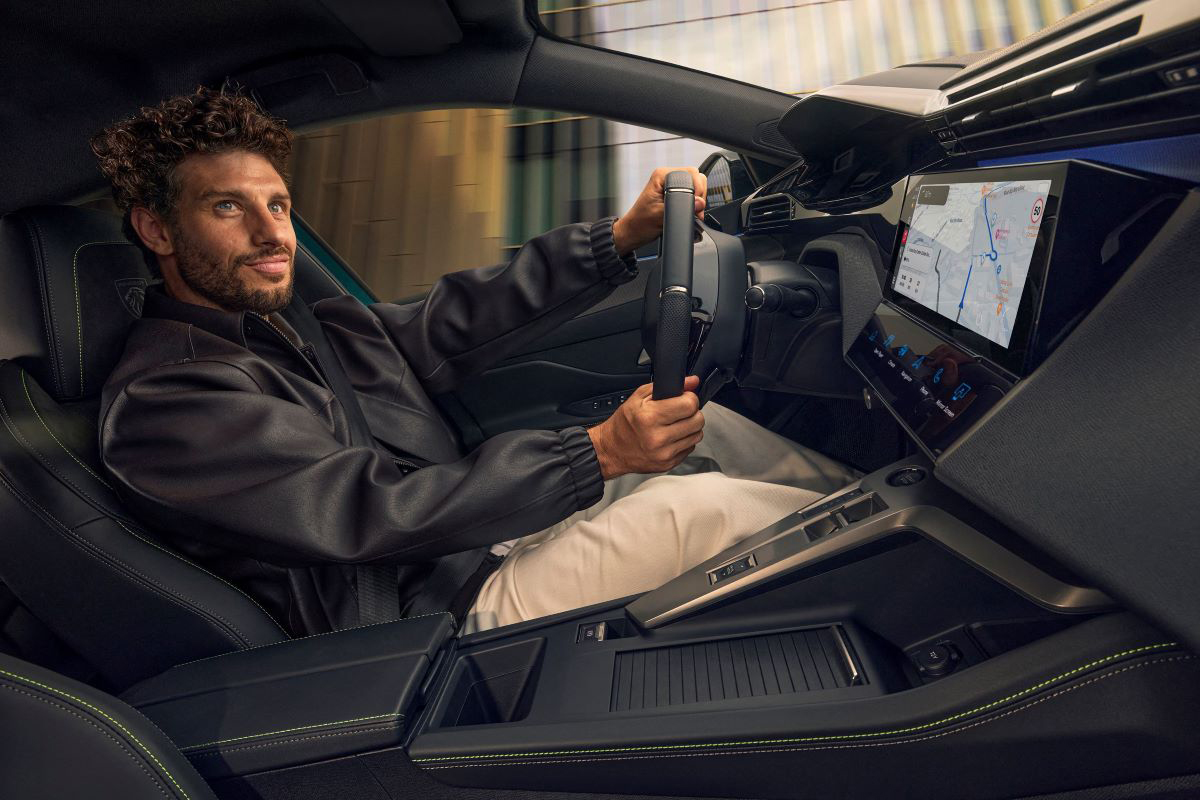 Interiér Peugeot 308 s i-Cockpitem a ambientním osvětlením při řízení