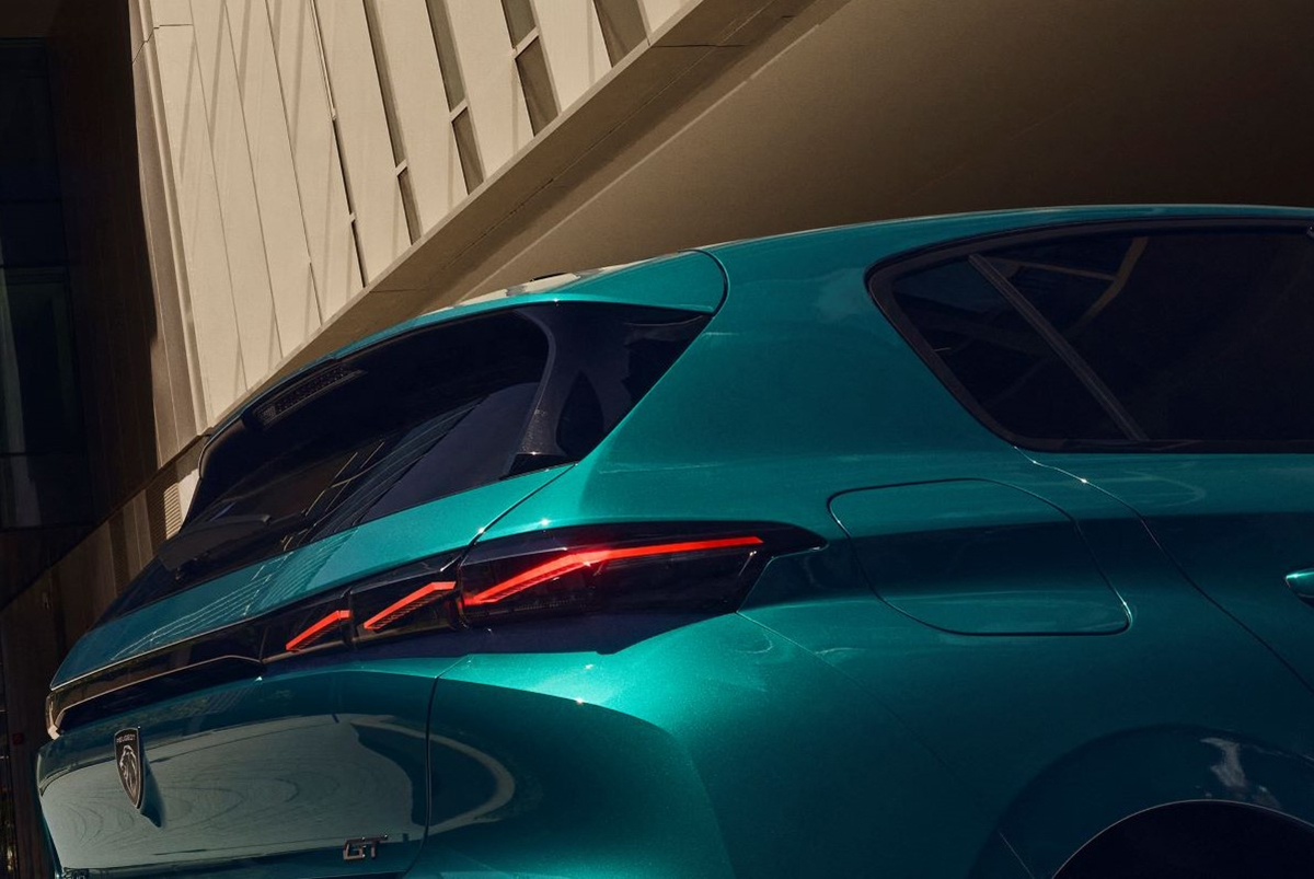 Zadní LED světla Peugeot 308 s typickým drápovým designem a černou lištou