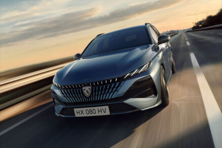 Peugeot 308 SW – kombi s novým logem a LED světlomety při západu slunce