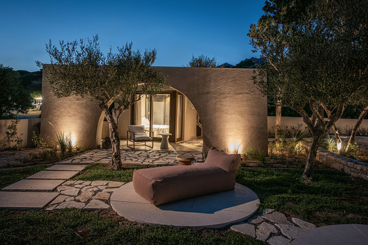 Na západ od hlavní budovy se nachází i menší samostatný domek pro hosty.  