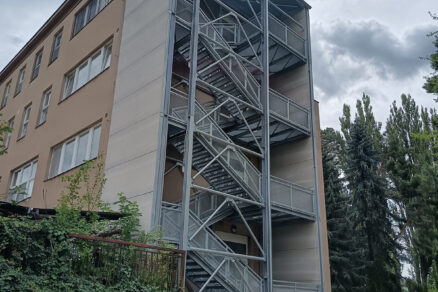 Kompletní přístavba evakuačního schodiště s opláštěním CETRIS® a ocelovou konstrukcí