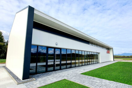 Designově čistá zateplená ocelová hala AVG s velkoformátovým prosklením a minimalistickou architekturou