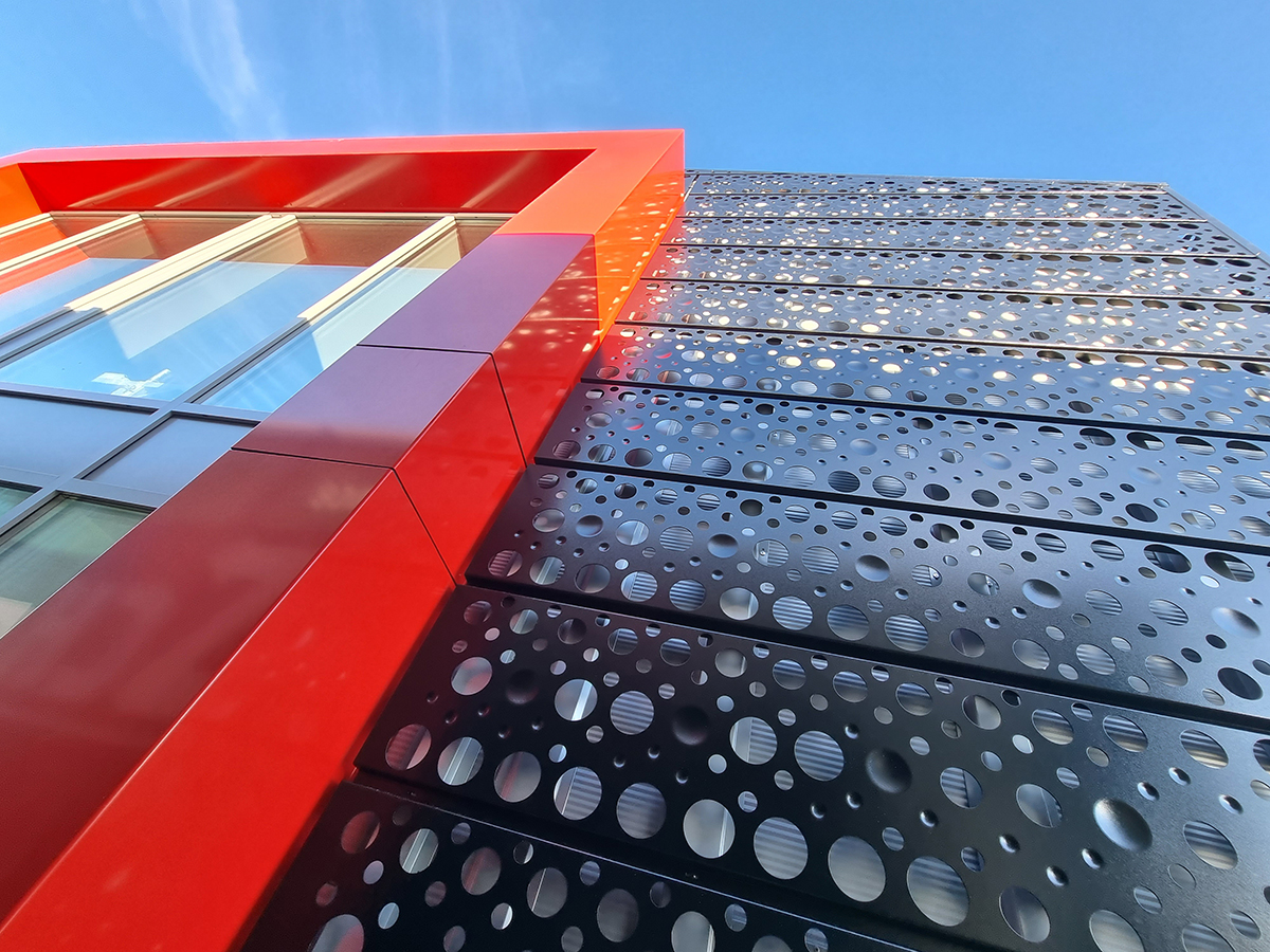 Dierovaná fasáda AVG