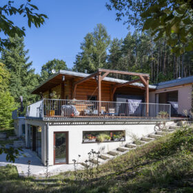 Modernizovaný rodinný dům s dřevěnou nástavbou a terasou u lesa