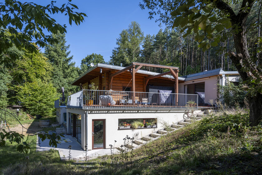 Modernizovaný rodinný dům s dřevěnou nástavbou a terasou u lesa