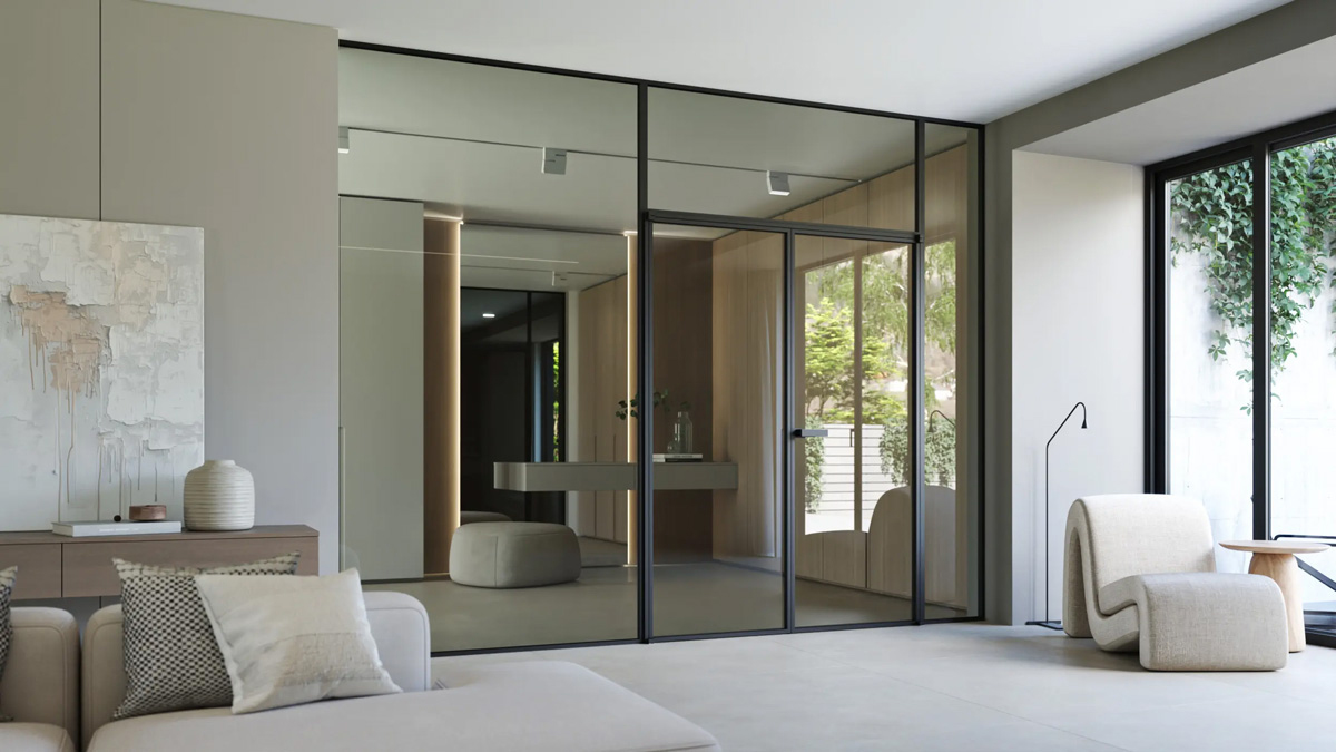Otočné dveře IDEA ve dvoukřídlé variantě v zárubni GARDE Dvoukřídlé skleněné otočné dveře IDEA s hliníkovým rámem v minimalistickém interiéru