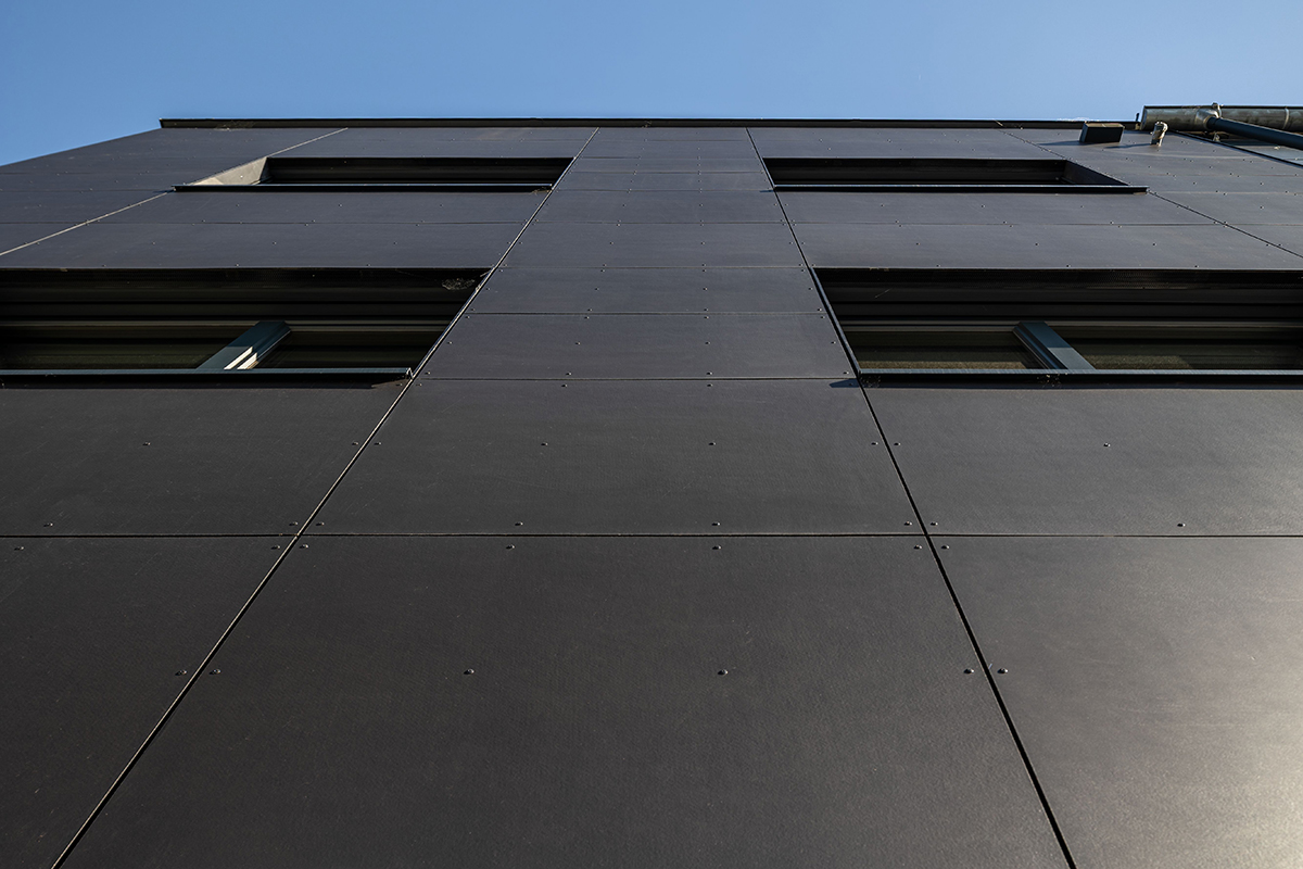 Detail fasády z vláknocementových desek s viditelným kotvením