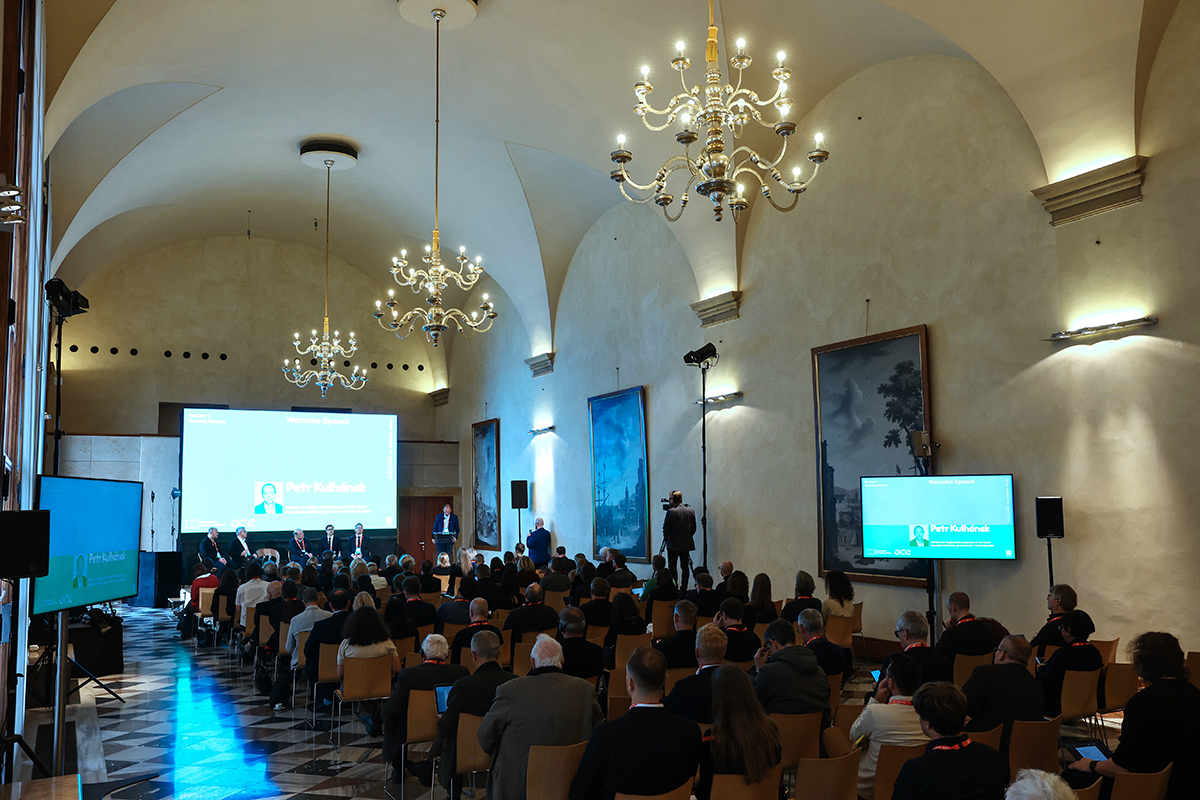 Evropská konference o dostupném bydlení v historickém sále Míčovny Pražského hradu s prezentací Pražské deklarace