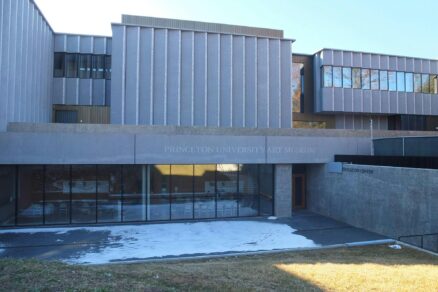 Pohled ke vstupnímu portálu