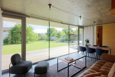 Pohled z interiéru do zahrady