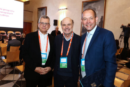 Zástupci České komory architektů, ACE a Ministerstva pro místní rozvoj na konferenci o bydlení