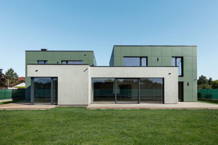 Moderní dvojdům s vláknocementovým opláštěním v kombinaci se strukturální omítkou