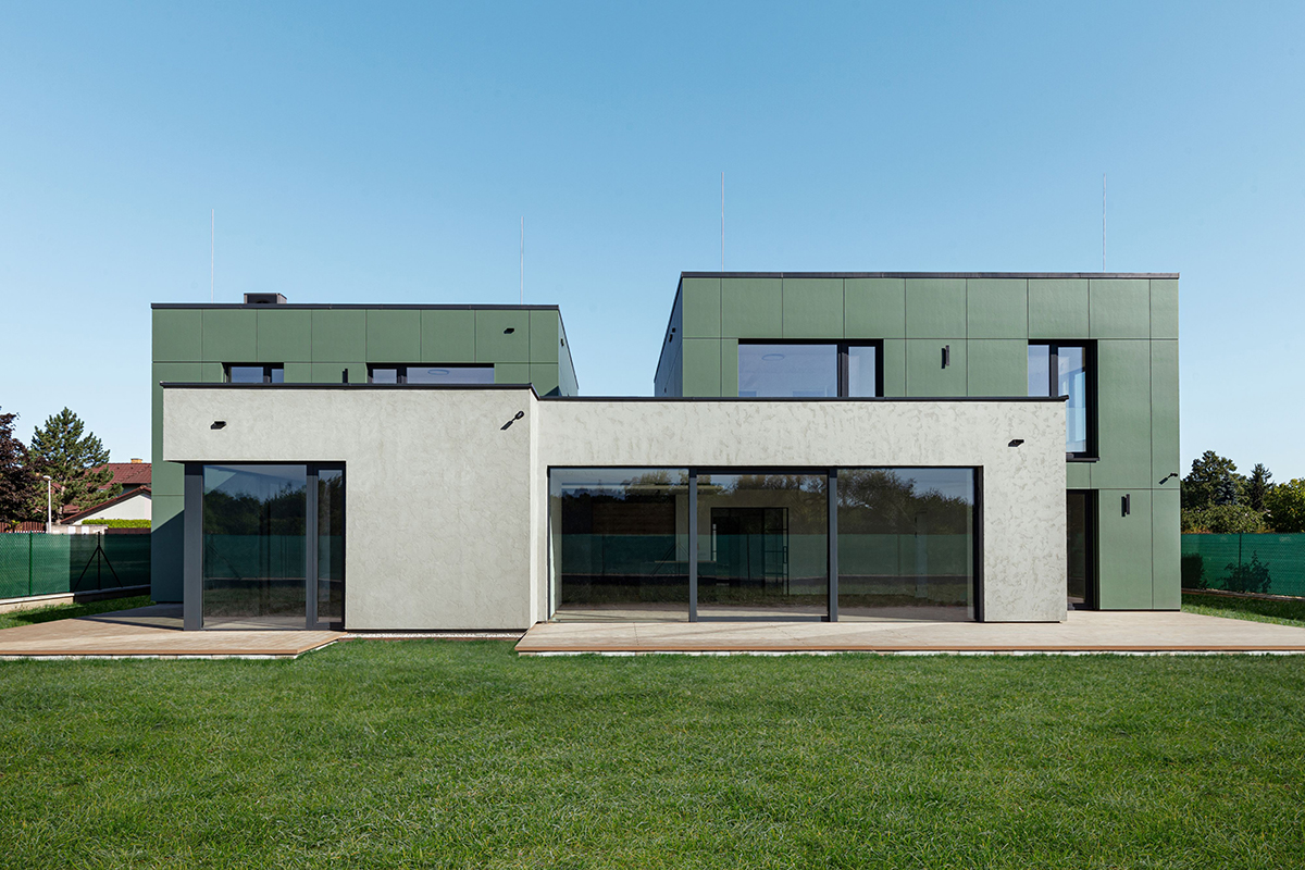 Moderní dvojdům s vláknocementovým opláštěním v kombinaci se strukturální omítkou