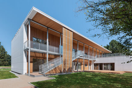 Dvoupatrový veřejný objekt s kombinací vláknocementových fasád a dřevěných lamel