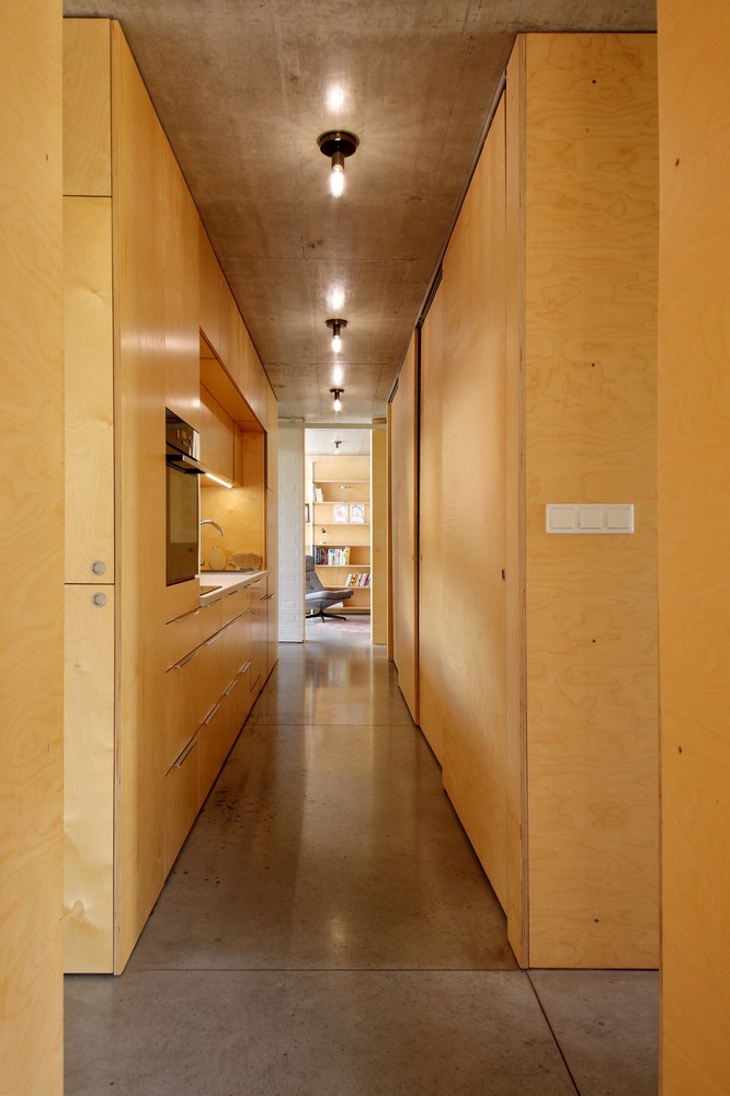 V chodbě najdeme kombinaci dřeva a pohledového betonu
