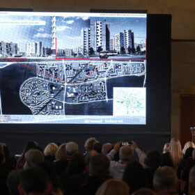 Publikum sleduje prezentaci o vývoji bytové výstavby na evropské konferenci v Praze