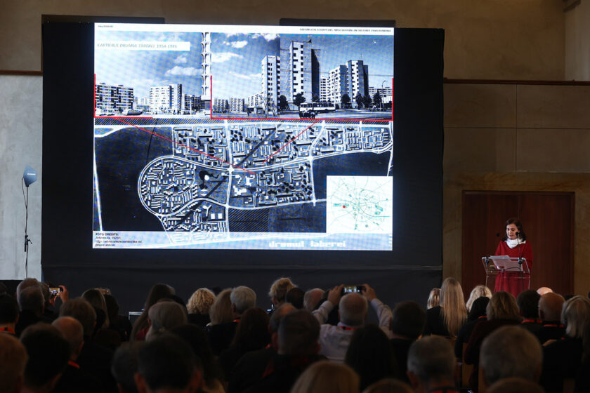 Publikum sleduje prezentaci o vývoji bytové výstavby na evropské konferenci v Praze