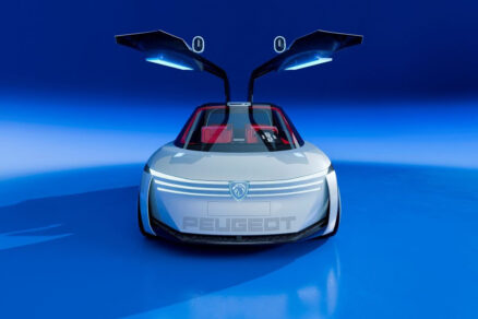 Přední pohled na Peugeot Polygon Concept se světelnou maskou a otevřenými dveřmi