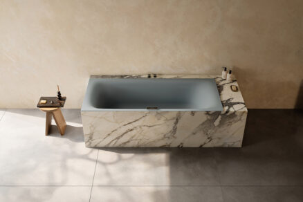 Designová vana s mramorovým obkladem a minimalistickým interiérem koupelny