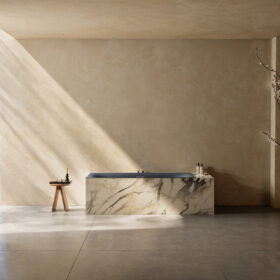 Luxusní koupelna s volně stojící vanou obloženou přírodním mramorem v zenovém stylu