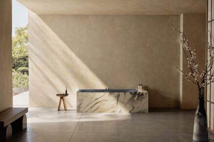 Luxusní koupelna s volně stojící vanou obloženou přírodním mramorem v zenovém stylu