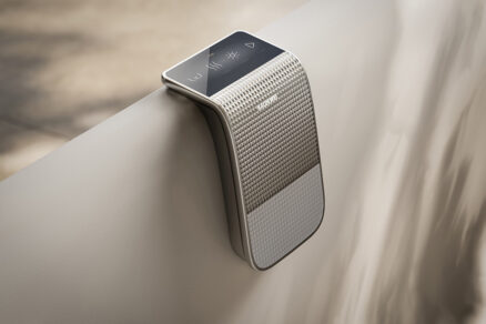 Detailní pohled na ovládací panel vany s funkcemi pro tepelnou, světelnou a zvukovou terapii