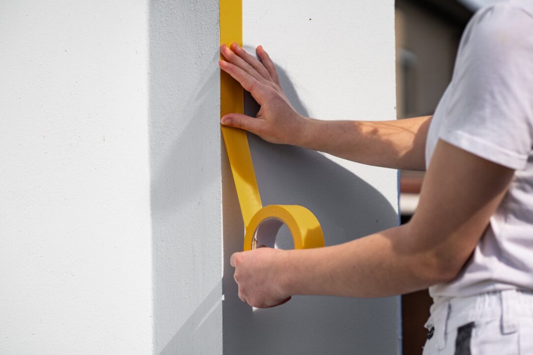 Příprava podkladu - Povrch musí být před aplikací pevný, suchý, soudržný a zbavený všech nečistot. Okraje zdí, které nebudeme upravovat, a výplně otvorů (okna, dveře) oblepíme krycí páskou vhodnou do exteriéru. U starších nebo nesoudržných povrchů je nutné podklad penetrovat.