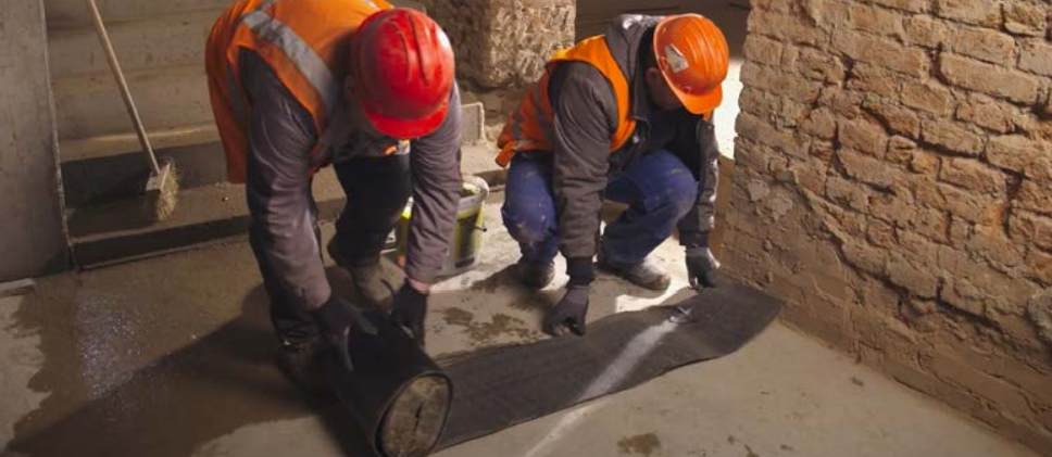 Asfaltový pás - Těžký asfaltový pás tloušťky min. 3,5 mm nastavíme s minimální přesahem pásu pod zdivem 40 mm na každou stranu od líce zdiva. Pokud pás plní i hydroizolační funkci, tak je přesah alespoň 150 mm. Dodržujeme přesahy pro napojení jednotlivých pásů min. 80 mm v podélném směru a 120 mm v příčném směru.