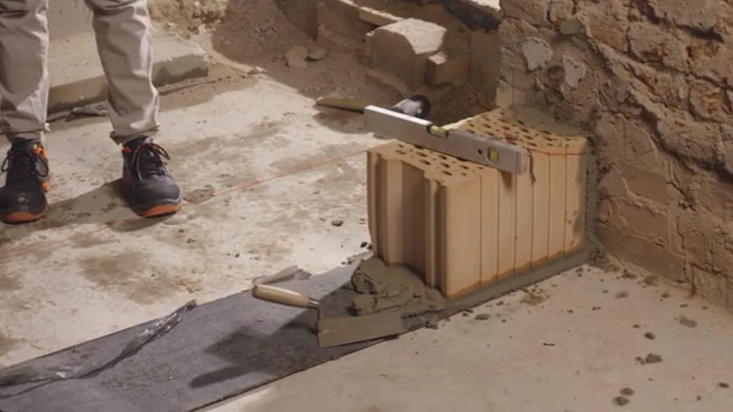 Založení zdiva - Pro založení zdiva použijeme zakládací maltu o objemové hmotnosti min. 1800 kg/m3 a pevnosti M10. Pro založení vytvoříme lože o tloušťce 10–40 mm.