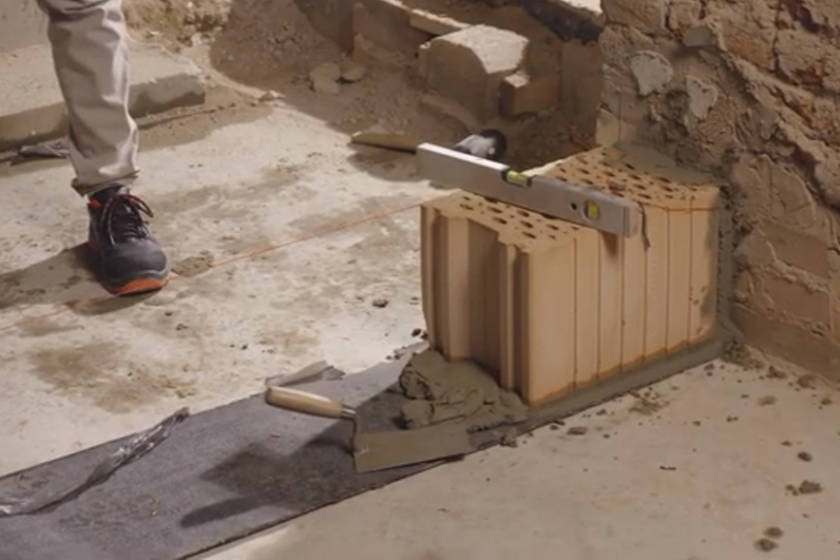 Stavba příčky z akustických cihel