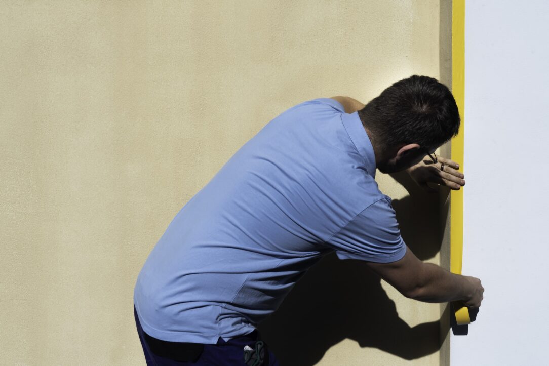 Příprava omítky - Pokud je třeba, znovu aplikujeme zakrývací pásku. Hmotu omítky před aplikací důkladně promícháme.