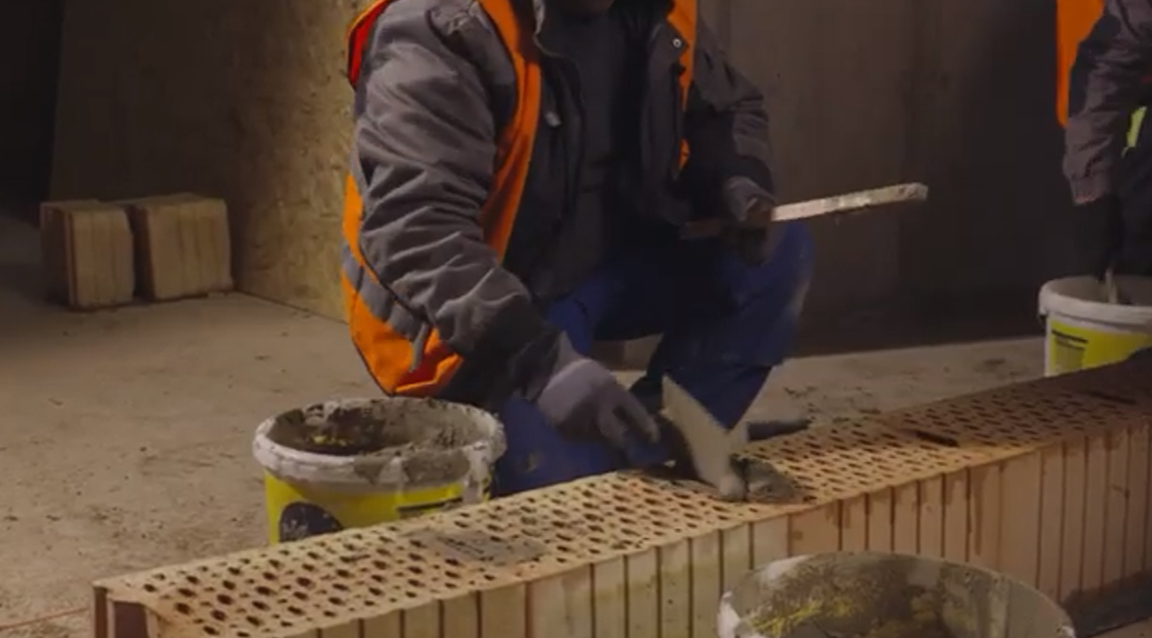 Vyplnění kapes - Při zdění z cihel AKU SYM je nutno vyplnit i kapsu ve styčné spáře maltou o stejných parametrech jako zakládací. Kapsy vyplníme až po vyzdění celé řady cihel, maltu důkladně zhutníme a zcela vyplníme na celou výšku cihly. Přebytečnou maltu z lože odstraníme.