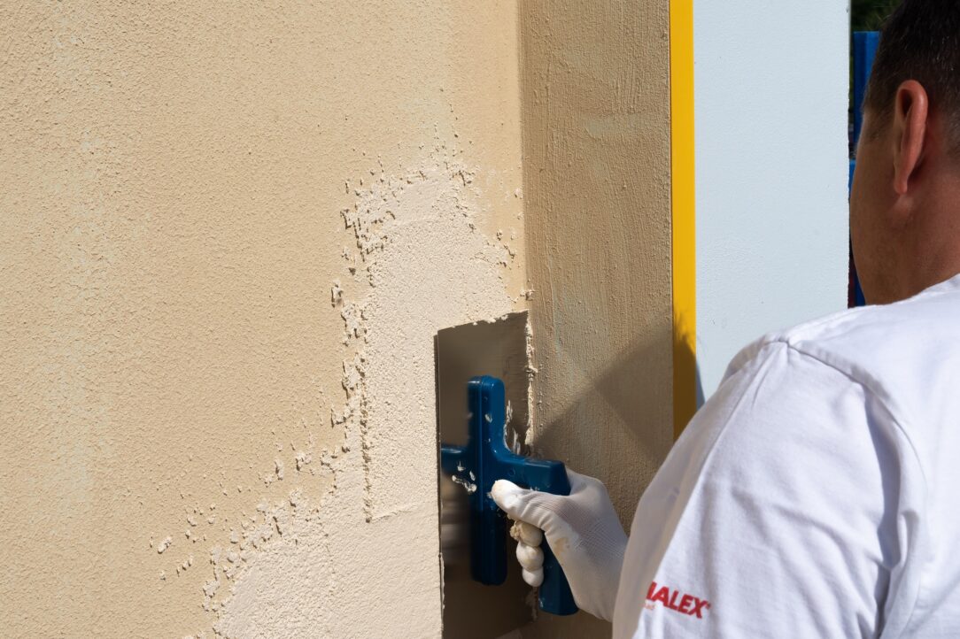 Aplikace - Omítku aplikujeme pomocí nerezového hladítka a po zavadnutí povrch upravíme pomocí plastového hladítka.