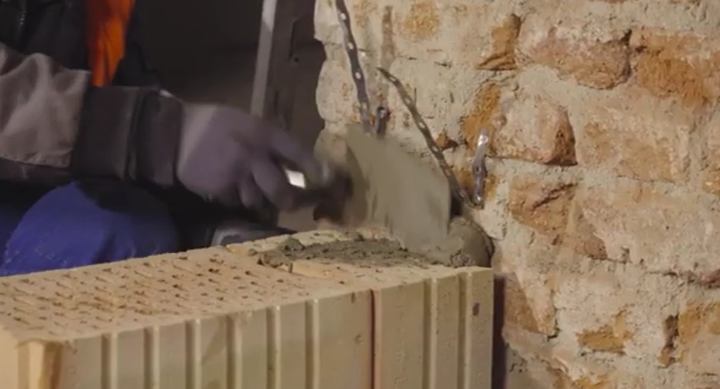 Napojení na zdivo - K obvodovému zdivu akustickou příčku připojíme pomocí stěnových spon KD KSF. Ty připevníme vrutem do předvrtaného otvoru ve zdivu. Styčnou spáru tloušťky minimálně 20 mm promaltujeme maltou objemové hmotnosti min. 1800 kg/m3.