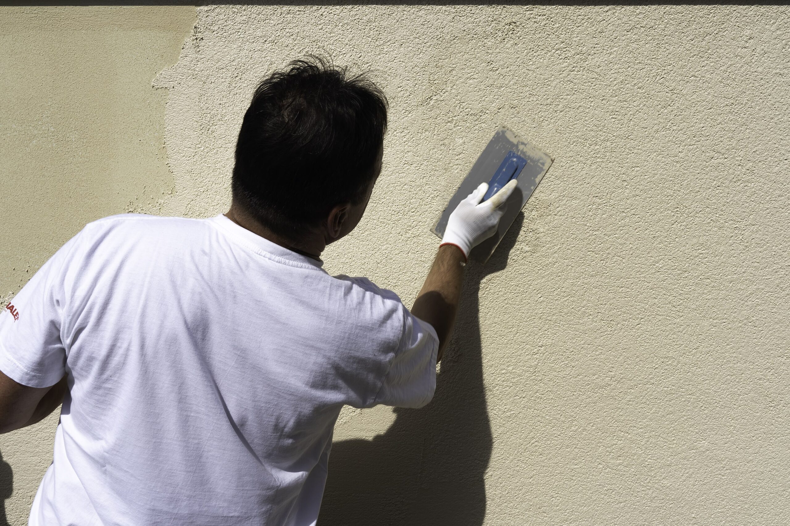 Strukturování - Strukturování provádíme po zavadnutí, např. krouživými pohyby hladítka. Bezúdržbová omítka je vhodná jako finální vrstva na různé tepelněizolační systémy, dobře odolává i náročným klimatickým podmínkám a předchází také vzniku řas a plísní.