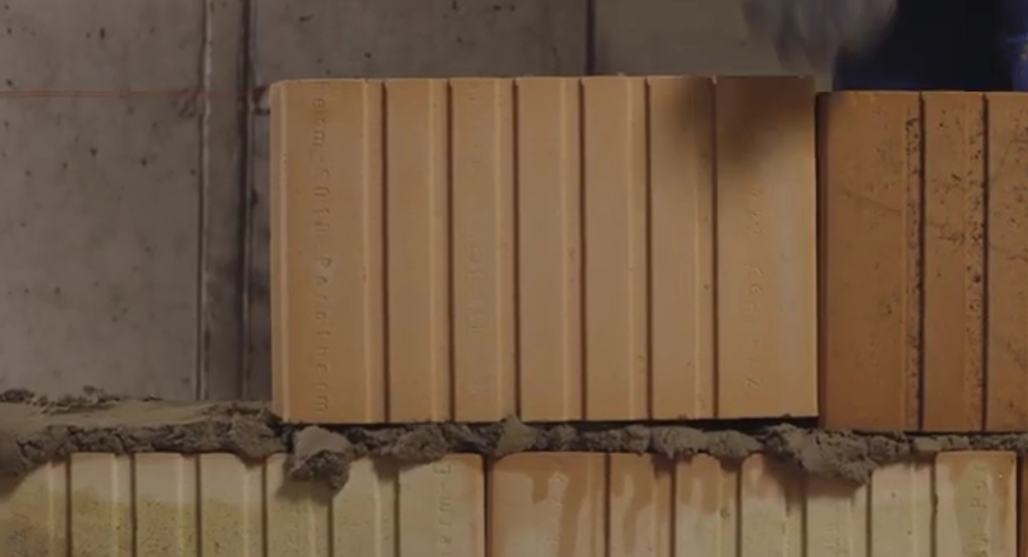 Zdění v ploše - V ploše zdivo zdíme na zdicí maltu o min. objemové hmotnosti 1800 kg/m3 o tloušťce 8–15 mm, ideálně je 12 mm. Provedení ložné spáry je vždy zplna od líce k líci stěny, nejsou přípustné kaverny ani maltování na pruhy. Styčnou spáru provedeme vždy na sraz bez mezery.