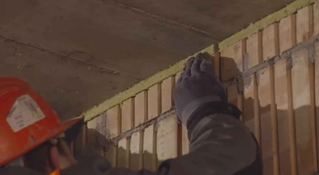 Zakončení příčky - Zdivo ukončíme pod stropní konstrukcí vytvořením těsné mezery tloušťky 20–30 mm. Vzniklou mezeru mezi stropní konstrukcí a poslední řadou zdiva zcela vyplníme minerální vatou o tloušťce 20 mm s objemovou hmotností vyšší než 80 kg/m3.