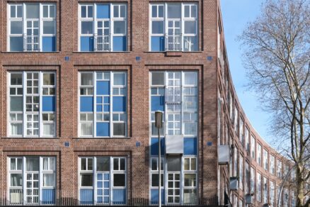 Georg Kohlmaier a Barna von Sartory – bytový dům, Hafenplatz (1987–1990)