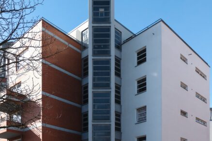 Jiří Suchomel, Emil Přikryl, John Eisler (SIAL) – bytový dům, Alte Jakobstraße (1984–1986)