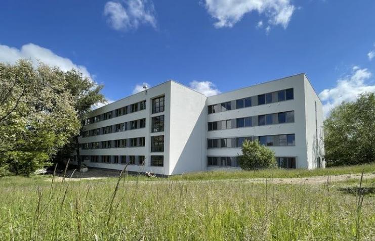 Rekonstrukce školy Policejního sboru přinesla nejen úspory energií, ale i ekologické prvky, jako jsou hnízdní otvory pro ptactvo v obvodovém plášti. Zrekonstruovaná budova Střední odborné školy Policejního sboru s novou fasádou a energeticky úsporným řešením