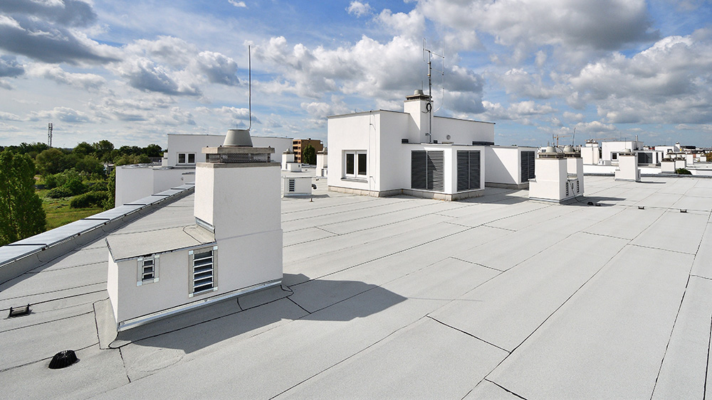 Vrchní asfaltový pás Eco-Activ na bytovém domě v Praze