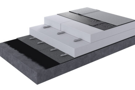 Skladba střešního souvrství s hydroizolací, tepelnou izolací a kotevním systémem